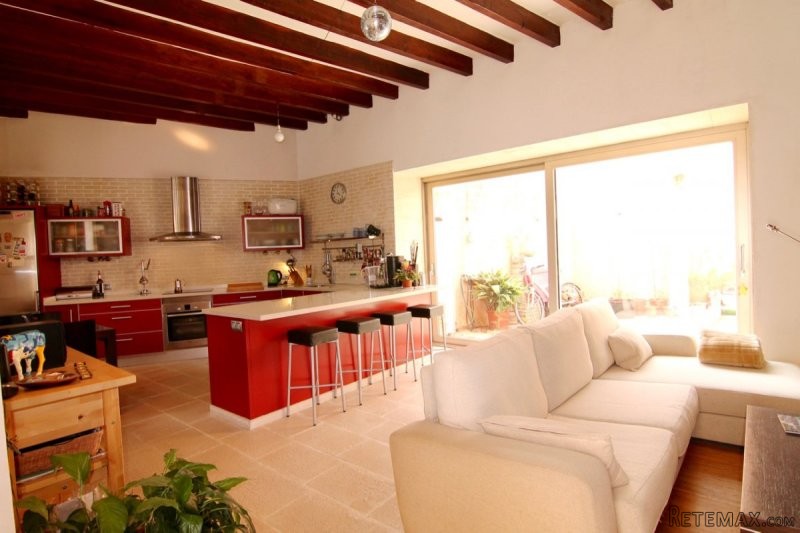 Tastefully refurbished townhouse with..