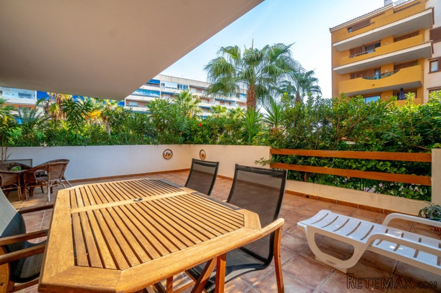 Apartamento con orientación este en planta baja en La..