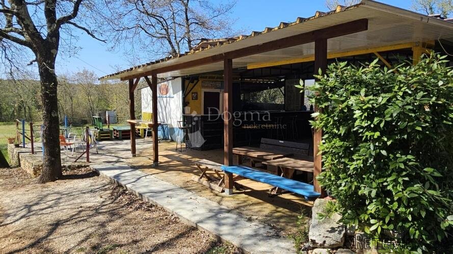Veliko imanje sa poslovnim prostorom i kućicom blizu mora - 2