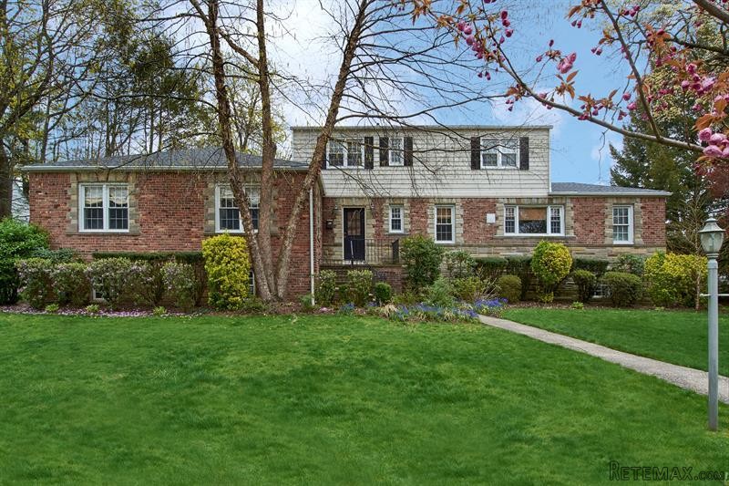6 bedroom House For Sale: 1 Genesee..