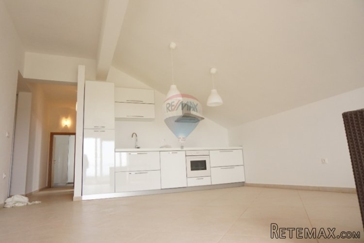 VELIKI NOVI APARTMAN S POGLEDOM NA MORE