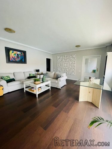 Piso de 3 habitaciones dobles y 2 baños en una..