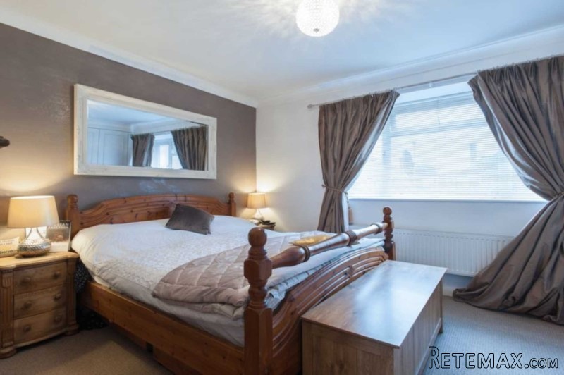 31 Sugden Road Thames Ditton Surrey KT7..