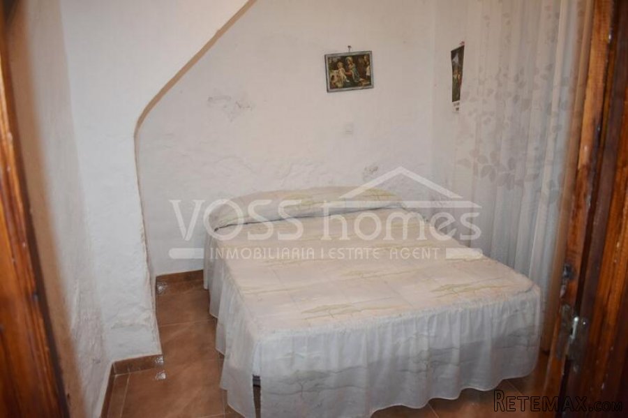 This is a good sized, two storey, 4 / 5 bed, 1 bath edge of.. - 14