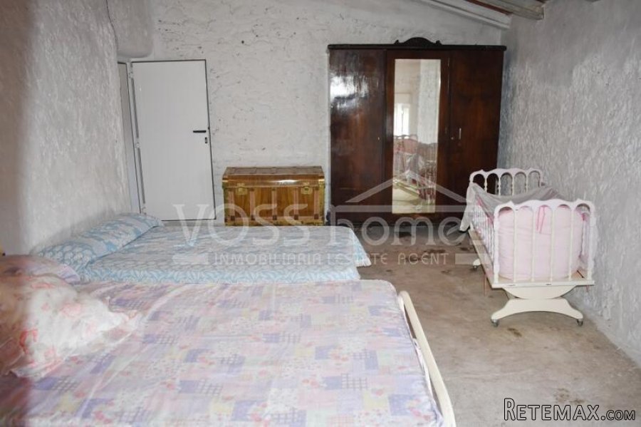 This is a good sized, two storey, 4 / 5 bed, 1 bath edge of.. - 16
