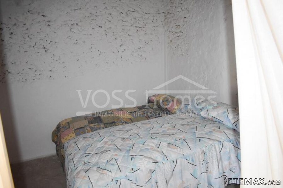 This is a good sized, two storey, 4 / 5 bed, 1 bath edge of.. - 17