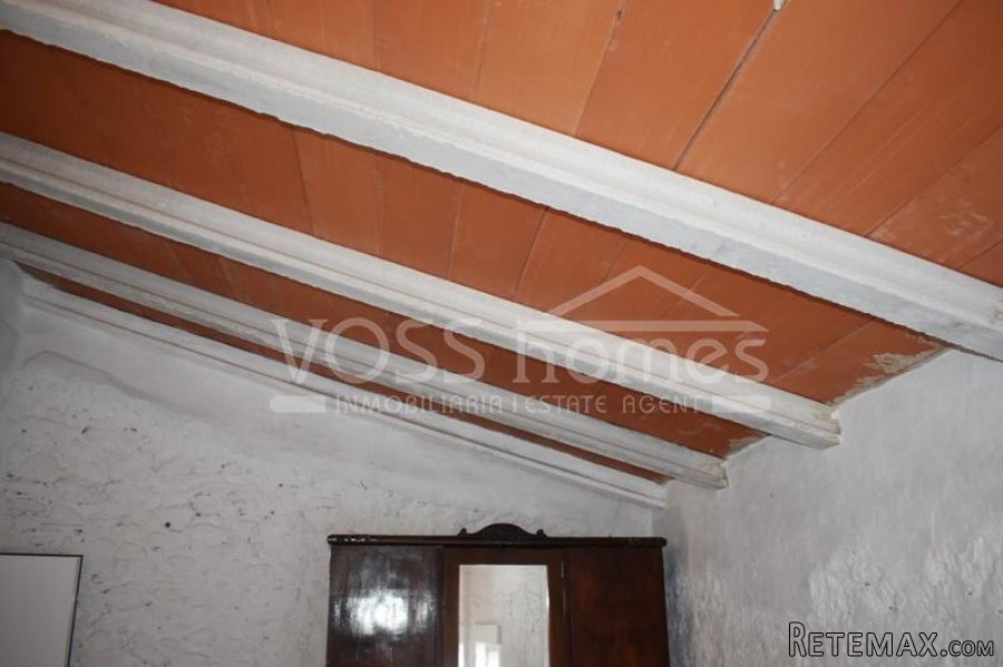 This is a good sized, two storey, 4 / 5 bed, 1 bath edge of.. - 18