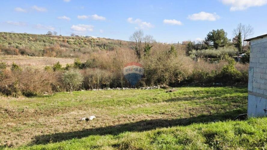Istra, Brtonigla – građevinsko zemljište s projektom, 702 m² - 2
