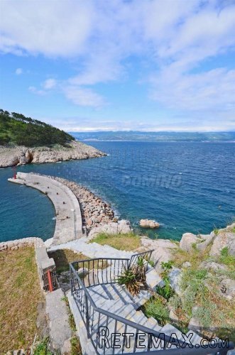 Kamena vila na stijeni iznad mora sa otvorenim pogledom na.. - 6