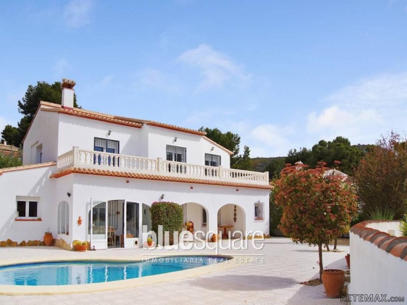 Spacious 5 Bed Villa in El Portet..
