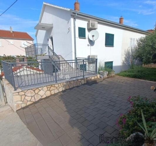 Dvojna kuća na 150m od mora, Okrug Gornji