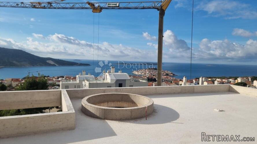 PRIMOŠTEN-PENTHOUSE NA TOP LOKACIJI