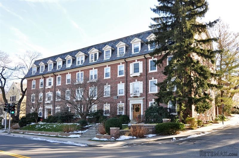 2 bedroom Commercial Property For Sale:..