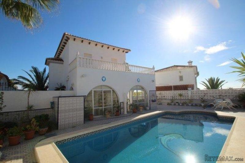 4 Bedrooms - Villa - Alicante - For Sale