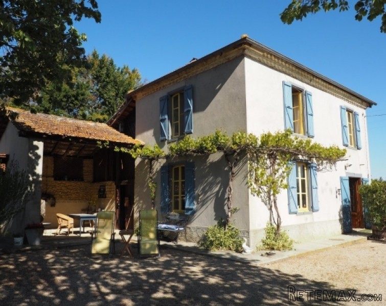 Quietly set pretty cottage, lovely..