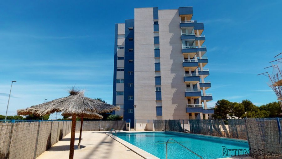 Apartamento en primera planta con piscina comunitaria..
