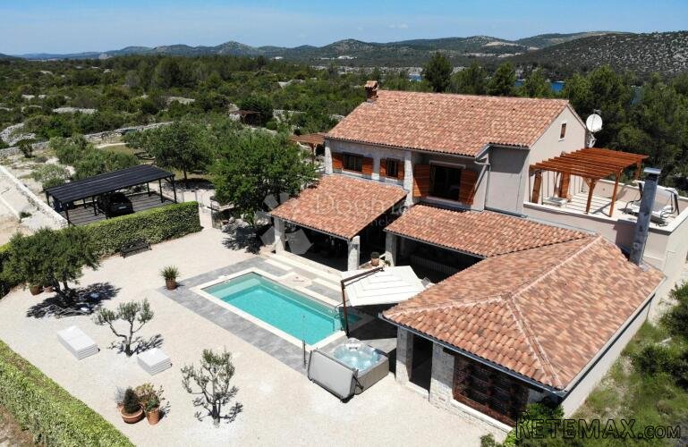 Medteranski raj u okolici Šibenika - Vila na osami