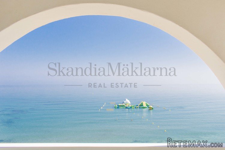 På första strandlinje i Riviera del Sol är denna vackra lä..