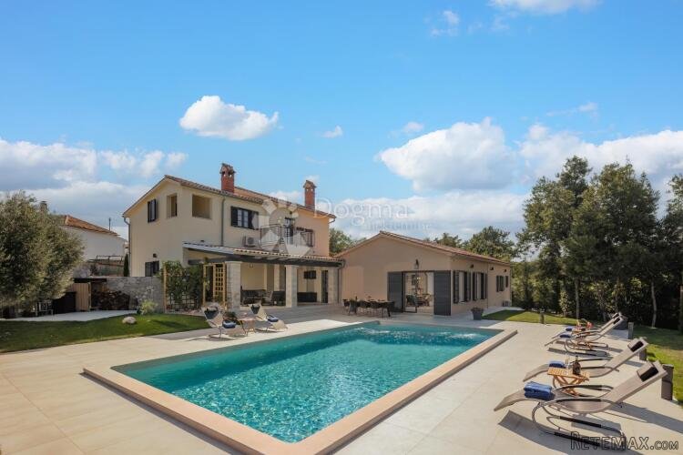 PREKRASNA VILLA S POTPUNOM PRIVATNOŠĆU NA KRAJU NASELJA - 3