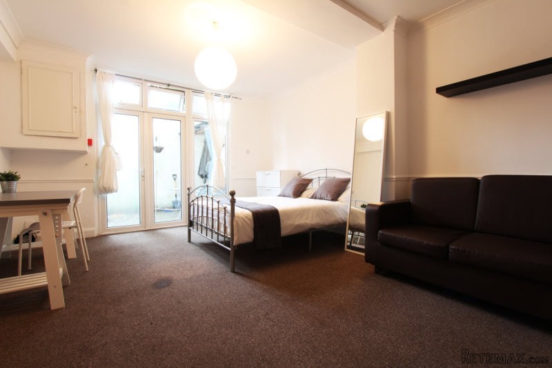Single with double bed near Stratford..