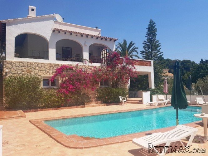 This substantial villa, with sea and mountain views and sun..