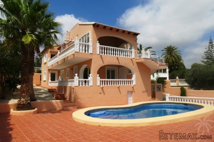 This substantial villa, built in 2001, 1km from a shopping..
