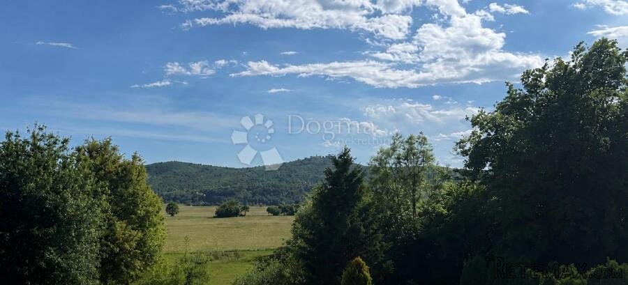 GROBNIK – PREKRASNA OBITELJSKA KUĆA S OTVORENIM POGLEDOM