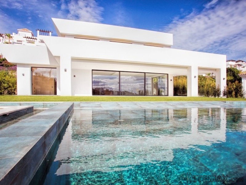 5 Bedrooms - Villa - Malaga - For Sale