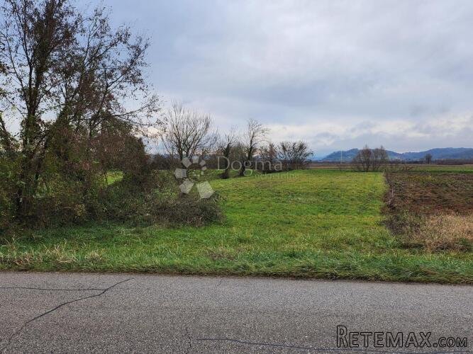 Građevinsko zemljište gospodarske namjene 1.831m² u gradu Or - 3