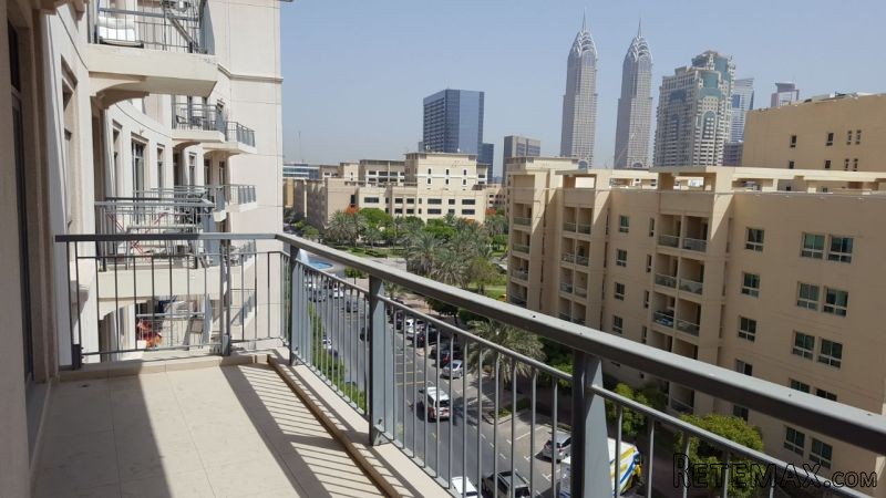 An Enviable Location for Relaxing, 1..