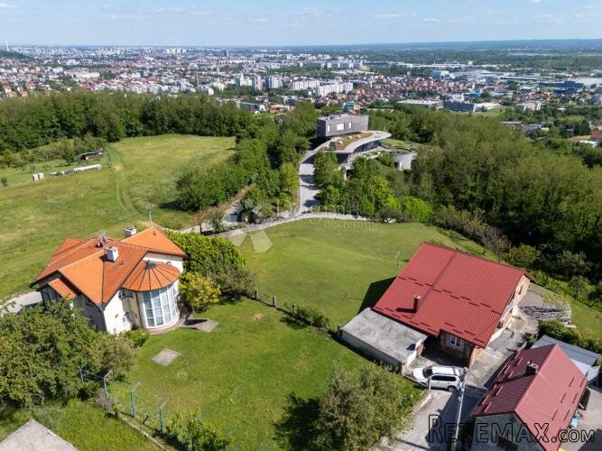 Ekskluzivna kuća u Gajnicama – 3 stana, garaža za 2 auta i v