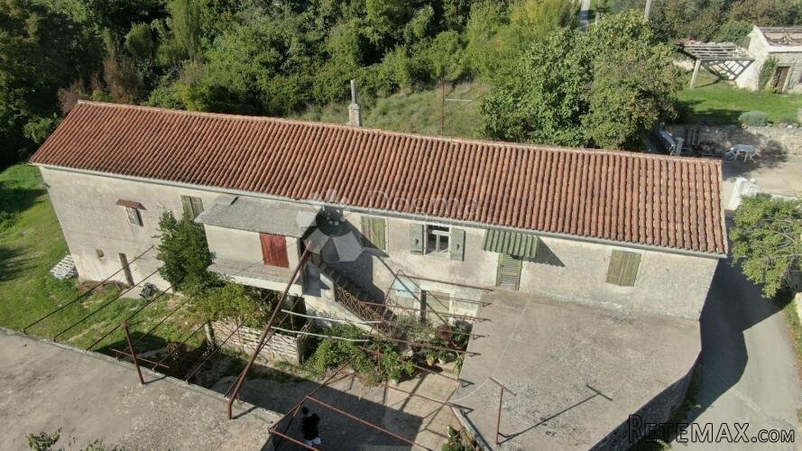 Starina za adaptaciju sa velikom okućnicom u okolici Žminja