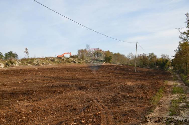 Buje, Momjan, građevinsko zemljište od 2000 m2 sa... - 2