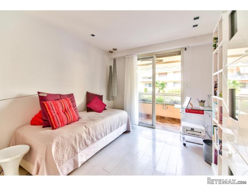 Modern Bright Apartment With A..