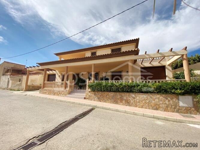 AMAZING NEW LISTING TO VOSS HOMES - Quality built large 4.. - 3