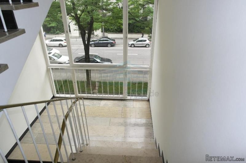 Apartment mit Kuche, Bad, Flur /..