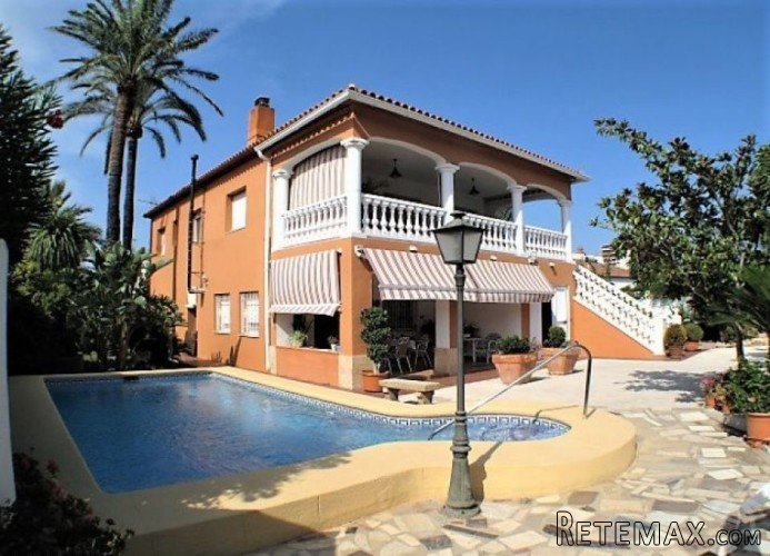 Superb villa for sale close to town and beach in Santa..