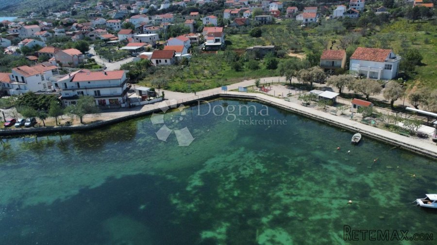 RASLINA (ŠIBENIK)-GRAĐEVINSKO ZEMLJIŠTE PRVI RED