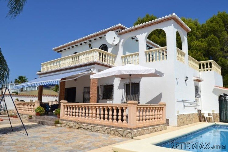 Large villa at the foot of Montgó very near the beach. This..