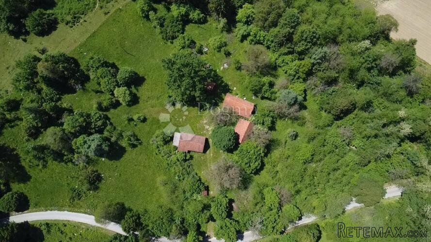 Zemljište u Tounju sa drvenim starinama