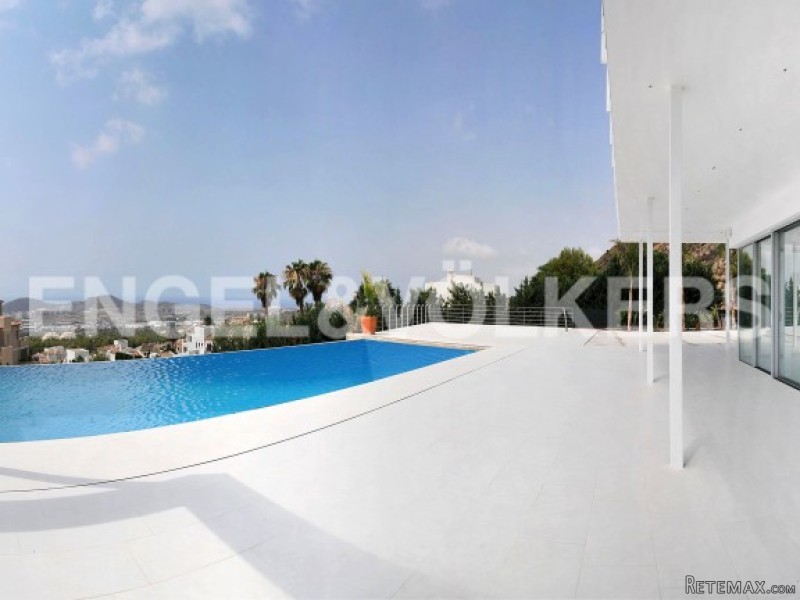 Impressive Modern Villa With..