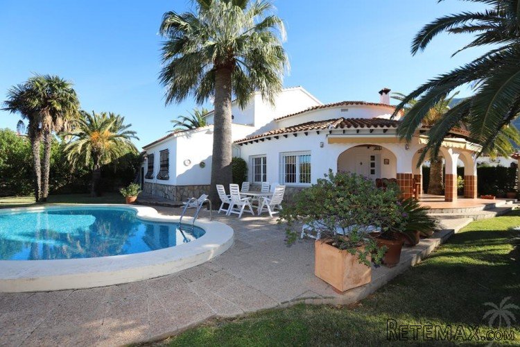 Magnificent detached villa on 2 floors. In one of the best..