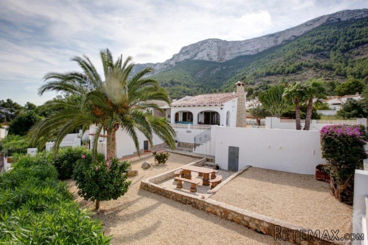 This charming villa has been completely renovated in 2017..