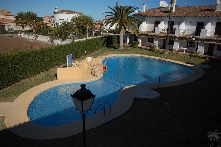 Pretty terraced house on a quiet urbanisation with communal..