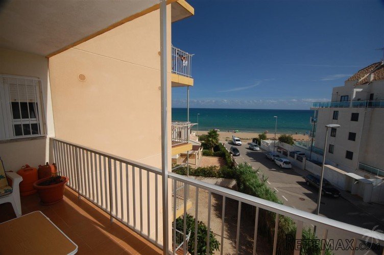 Super sea views from this front line apartment, 1km from..