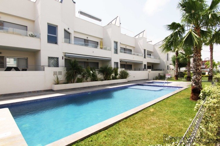 Bungalow en planta baja con 2 dormitorios y 2 baños..