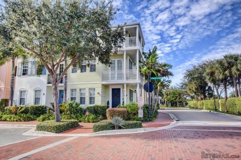 1002 E Heritage Club Cir, Delray Beach..