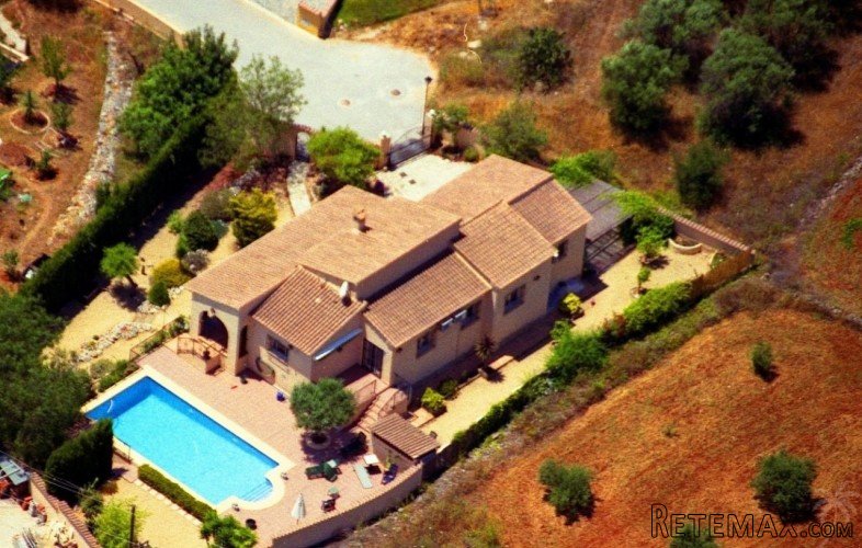 Impressive villa situated on a flat plot within walking..