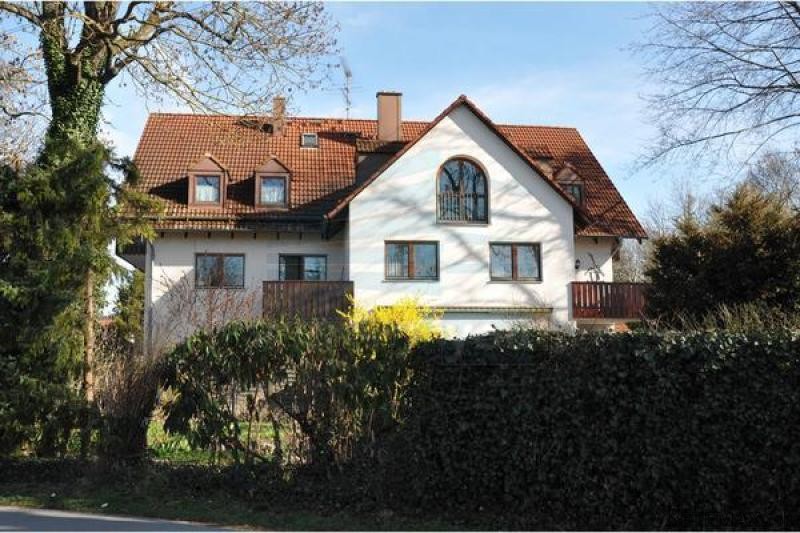 Mobliertes Zimmer mit Balkon und..