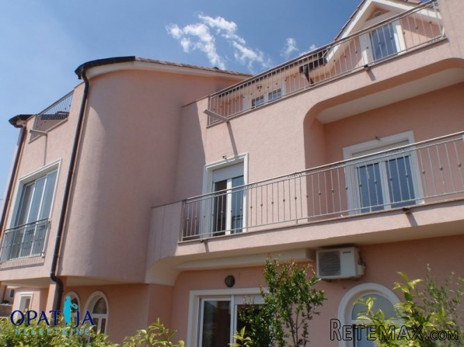 Ičići - prekrasna villa sa 7 stanova udaljena 200 m od plaže